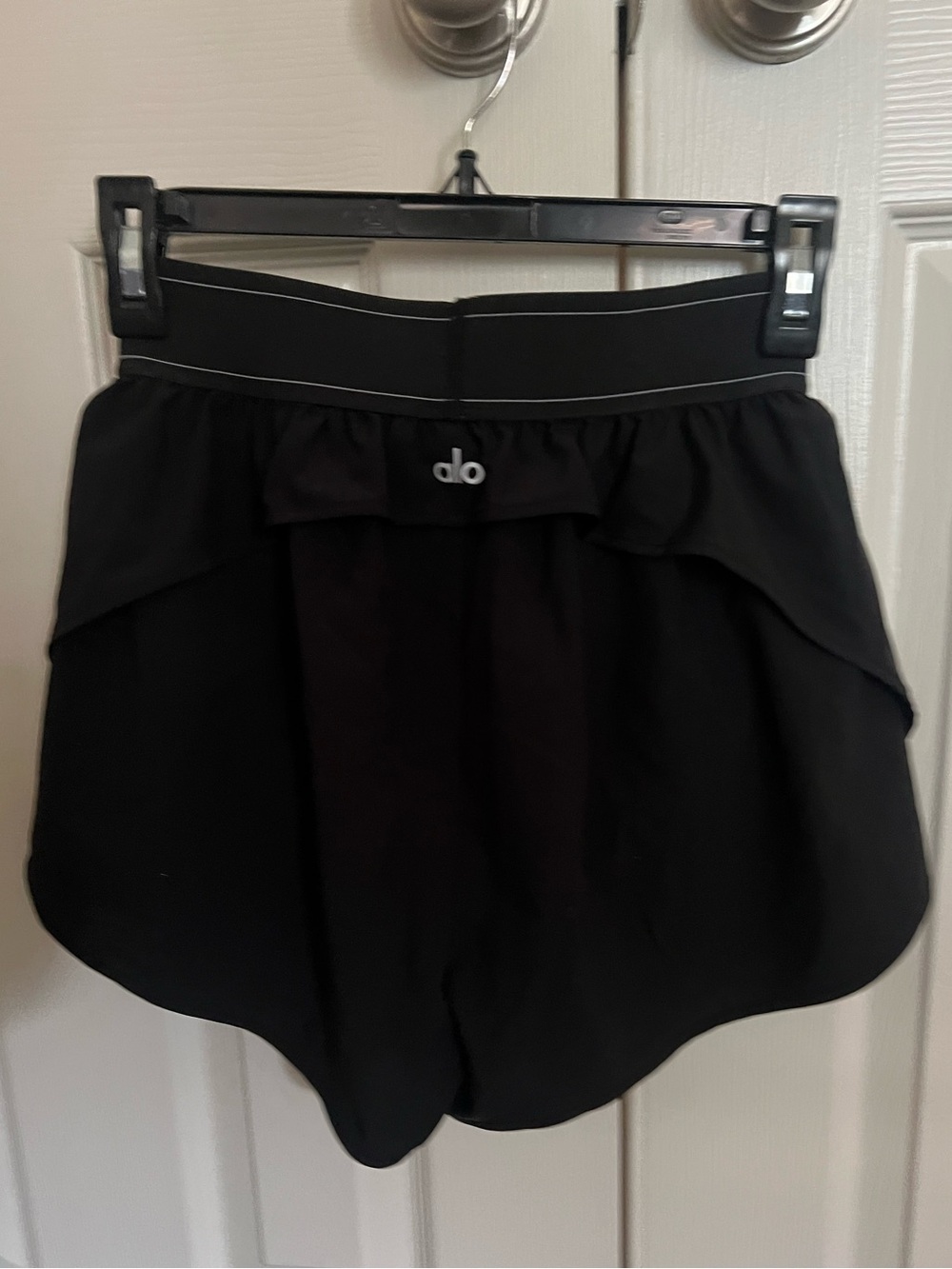Alo Match Point Short in Black - Picture 4 of 5